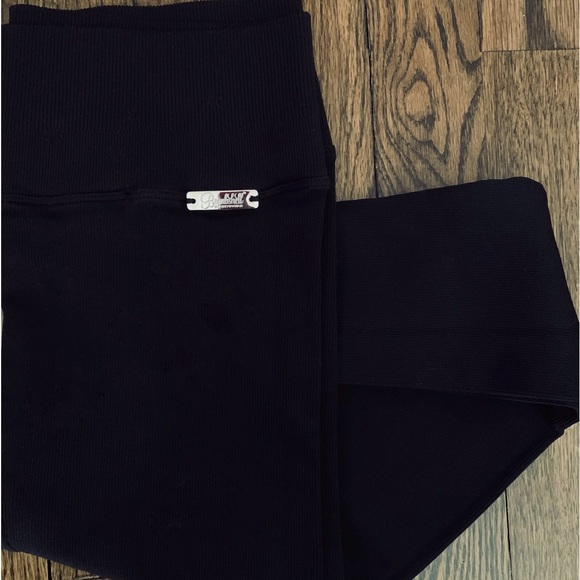 Bombshell Sportswear Inspired Seamless Leggings - Picture 2 of 3